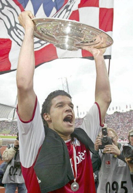 Ballack giương cao chiếc đĩa bạc Bundesliga cùng Bayern Munich, tháng 5/2003.